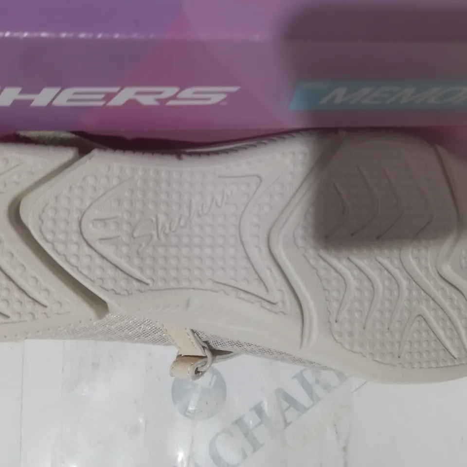 BOXED PAIR OF SKETCHERS LUXURY AIR SHOES IN NATURAL COLOUR SIZE 5.5