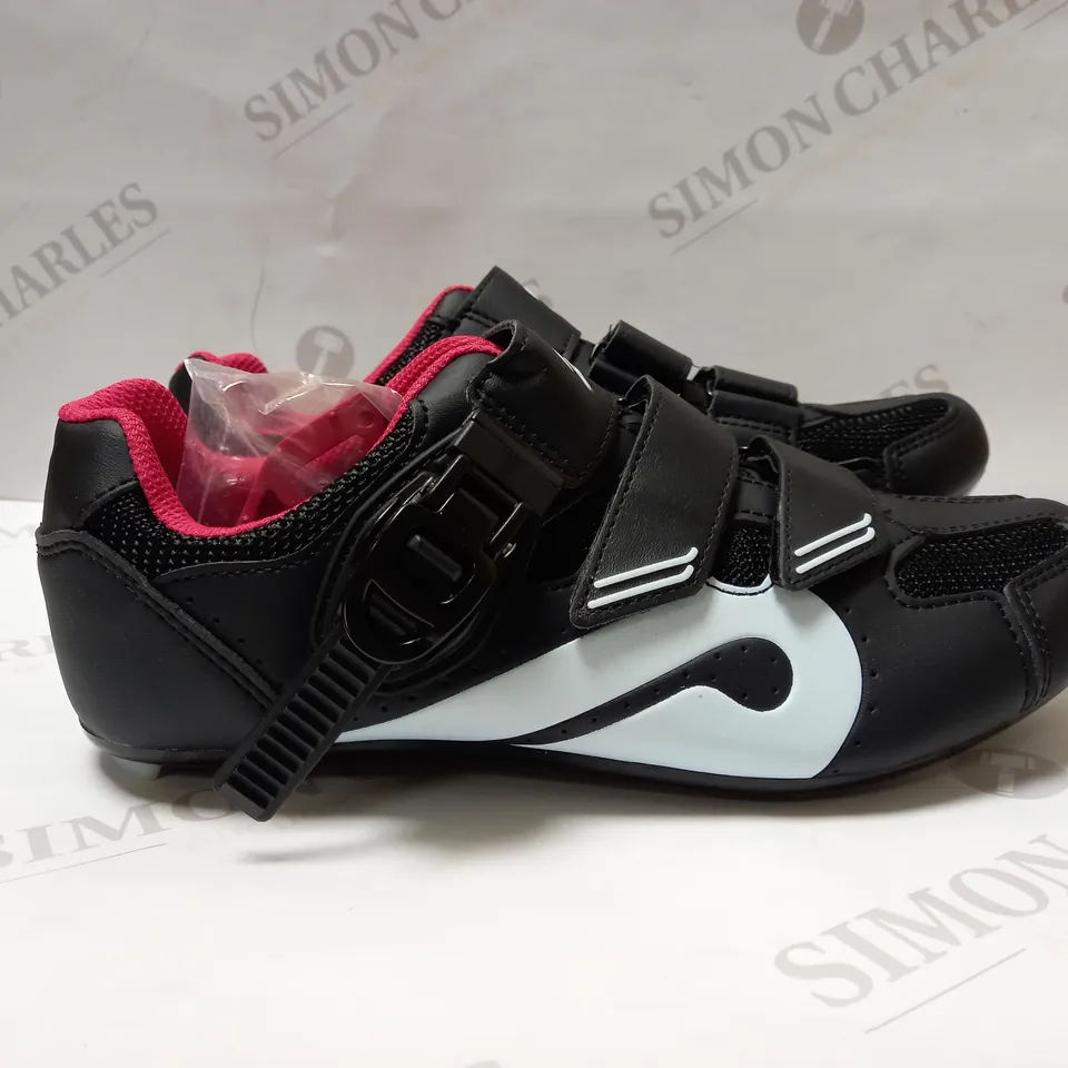 PELOTON CYCLING SHOES SIZE 6