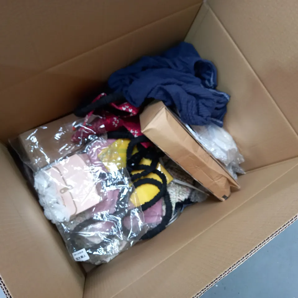 LARGE BOX OF ASSORTED ITEMS TO INCLUDE: SHOWER HEAD, MOP HEADS, FLEXIBLE HOSE, GREEN TUB, MATT ETC