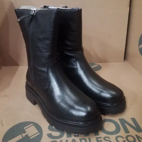 BOX CONTAINING APPROXIMATELY 5 PAIRS OF BRAND NEW SIMPLY BE BLACK BREENER WIDE LEATHER BOOTS - SIZE 4
