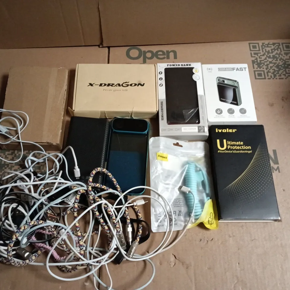 LOT OF ASSORTED TECH ITEMS TO INCLUDE POWER BANKS, PHONE CASES AND CHARGE CABLE