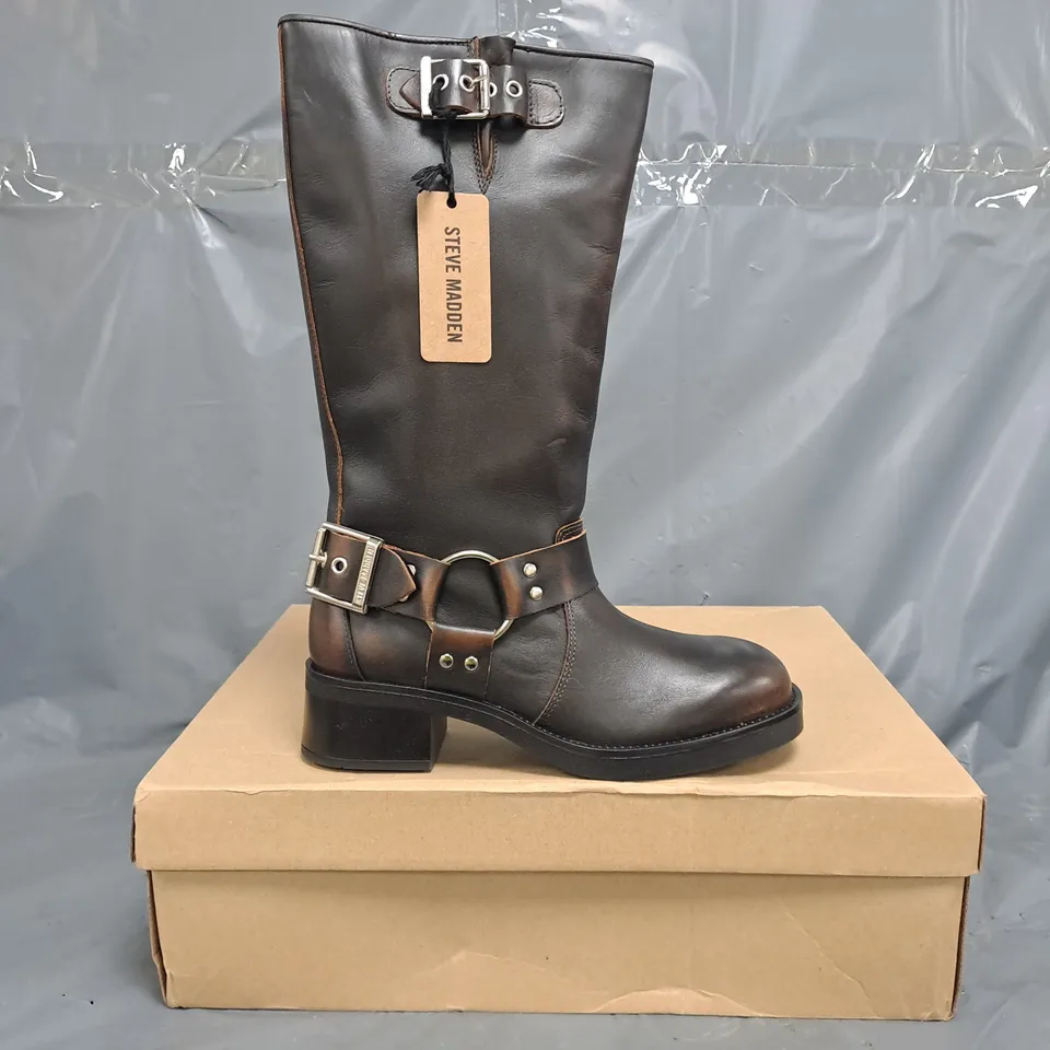 BOXED PAIR OF STEVE MADDEN LEATHER BOOTS IN BROWN SIZE UK 6