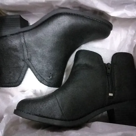 BOX OF 5 PAIRS OF FELICITY LIV METALLIC BLACK ANKLE BOOTS SIZE 4