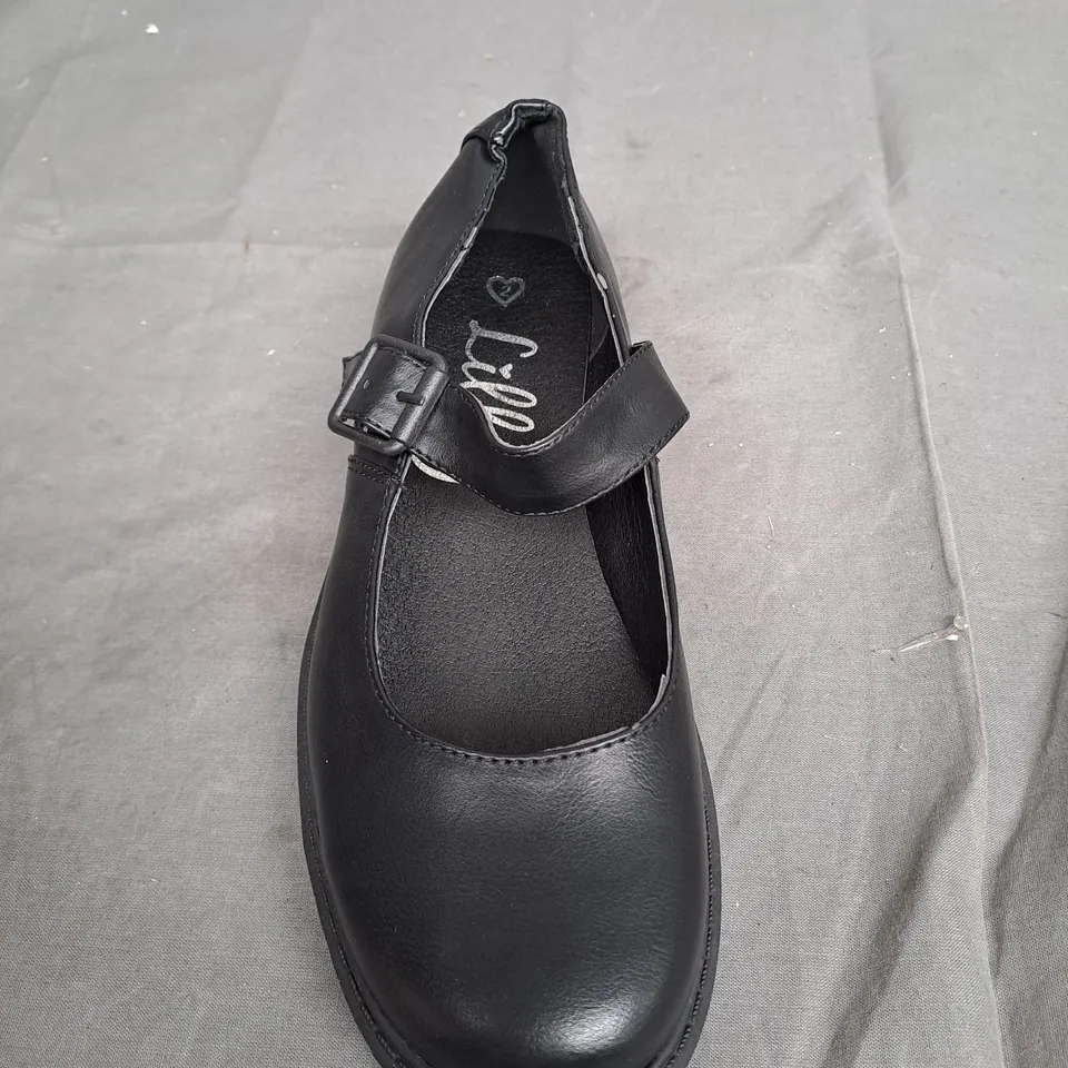 BOX OF APPROXIMATLY 10 BLACK LILLEY SHOE IN VARIOUS SIZES 