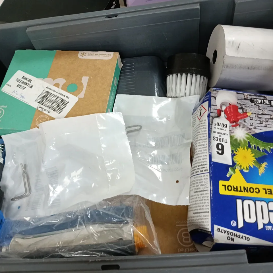 APPROXIMATELY 12 ASSORTED HOUSEHOLD ITEMS TO INCLUDE WEEDOL, SHOWERHEAD, SMOL CAPSULES, ETC