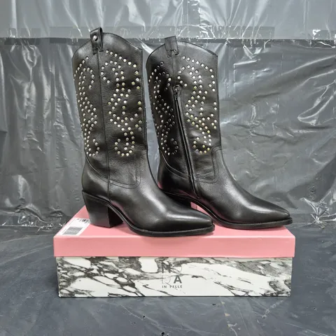 BOXED PAIR OF MODA IN PELLE SERRES LEATHER BOOTS IN BLACK SIZE 7