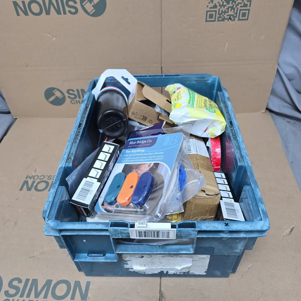 TOTE OF APPROXIMATELY 15 ASSORTED HOUSEHOLD ITEMS TO INCLUDE HIGHLIGHTER PENS, MULTI PURPOSE WIPES, BLUE BADGE KEY GRIPS, WORK LIGHT ETC