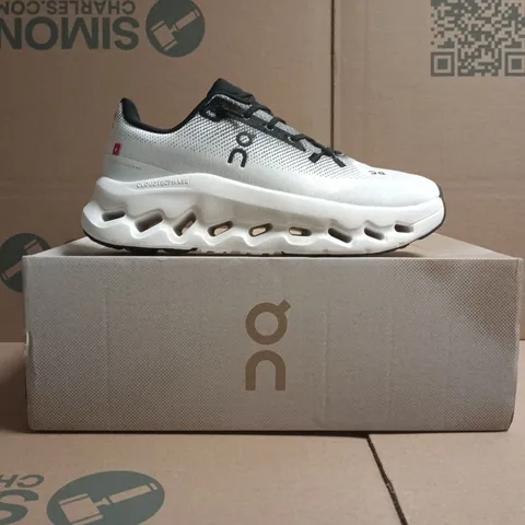 BOXED PAIR OF ON CLOUDTILT TRAINERS IN BLACK/IVORY SIZE UK 5
