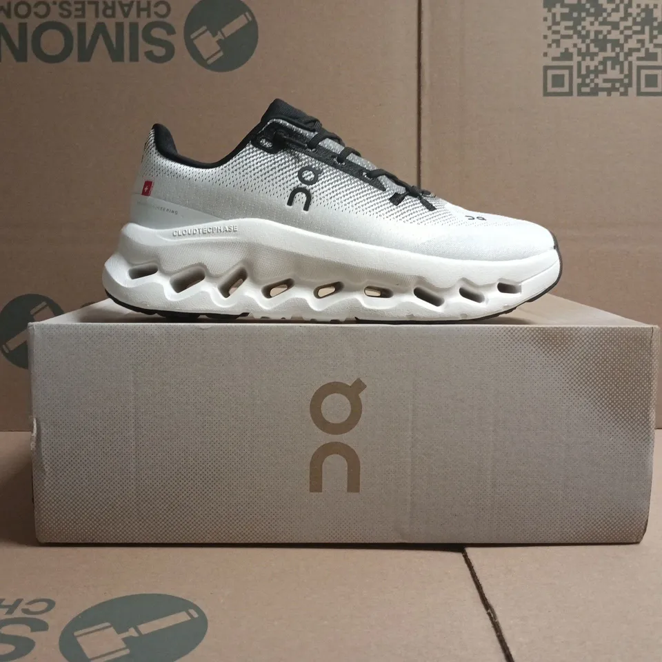 BOXED PAIR OF ON CLOUDTILT TRAINERS IN BLACK/IVORY SIZE UK 5
