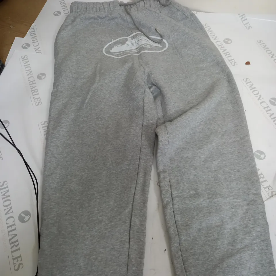 CORTEZ RULES THE WORLD LOGO PRINT TRACKSUIT BOTTOMS IN GREY - SMALL