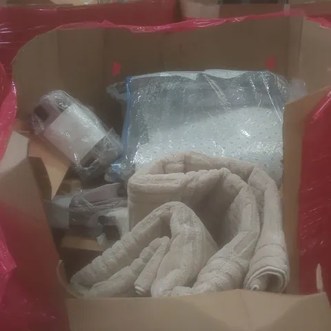 PALLET OF ASSORTED HOUSEHOLD ITEMS AND CONSUMER PRODUCTS TO INCLUDE; TEXTILES, LUGGAGE BAGS ETC