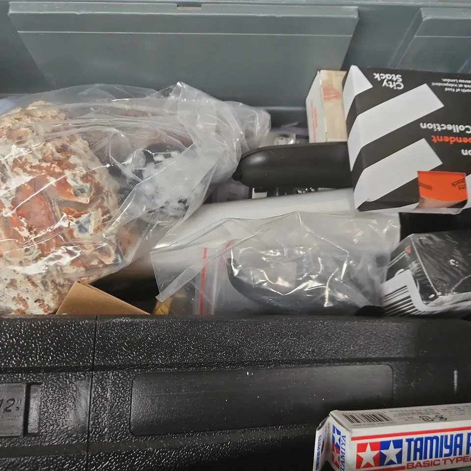 APPROXIMATELY 15 ASSORTED HOUSEHOLD ITEMS TO INCLUDE VARILIGHT SWITCHED LIGHT, TAMIYA PUTTY, PORTABLE SEALING MACHINE, ETC