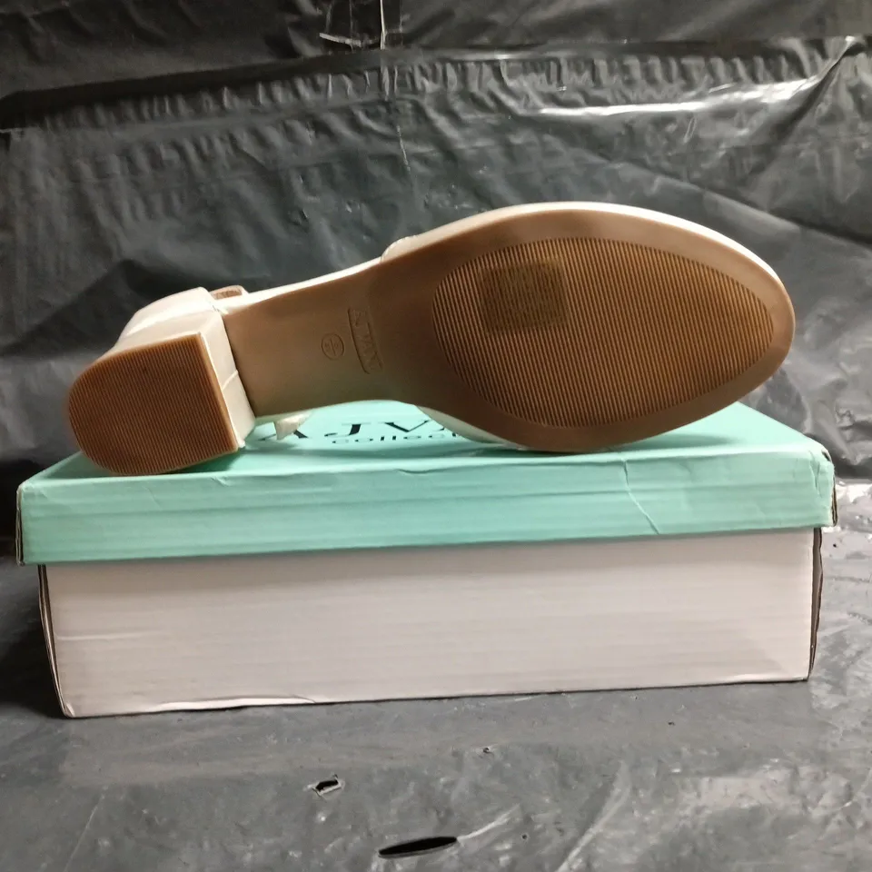 BOXED PAIR OF AJVANI CLOSED TOE BLOCK HEEL SHOES IN SATIN IVORY SIZE 8
