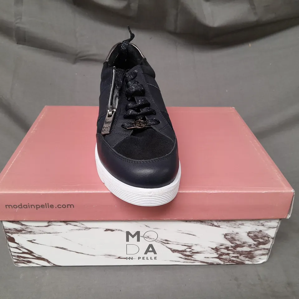 BOXED PAIR OF MODA IN PELLE AMBIENNE LEATHER WEDGE TRAINERS WITH SIDE ZIP IN NAVY EU SIZE 37