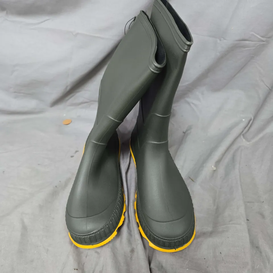 UNBOXED PAIR OF MOUNTAIN WAREHOUSE PLAIN KIDS WELLIES KHAKI - UK 3