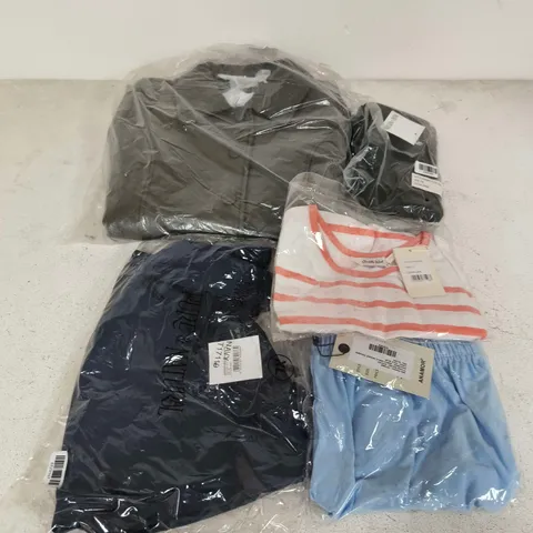 APPROXIMATELY 40 ASSORTED CLOTHING ITEMS IN VARIOUS SIZES, STYLES & COLOURS TO INCLUDE BRANDS SUCH AS PURE & NATURAL, ANAMOR, & MAISI, ETC - COLLECTION ONLY