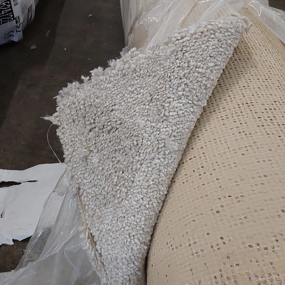 ROLL OF QUALITY SOFT SPLENDID AB CARPET // SIZE: APPROX 5 X 5.3m