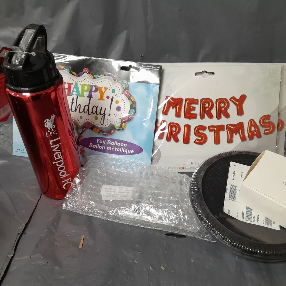 APPROXIMATELY 15 ASSORTED HOUSEHOLD ITEMS TO INCLUDE LIVERPOOL BOTTLE, MERRY CHRISTMAS BALLOONS, CARBON FILTER, ETC