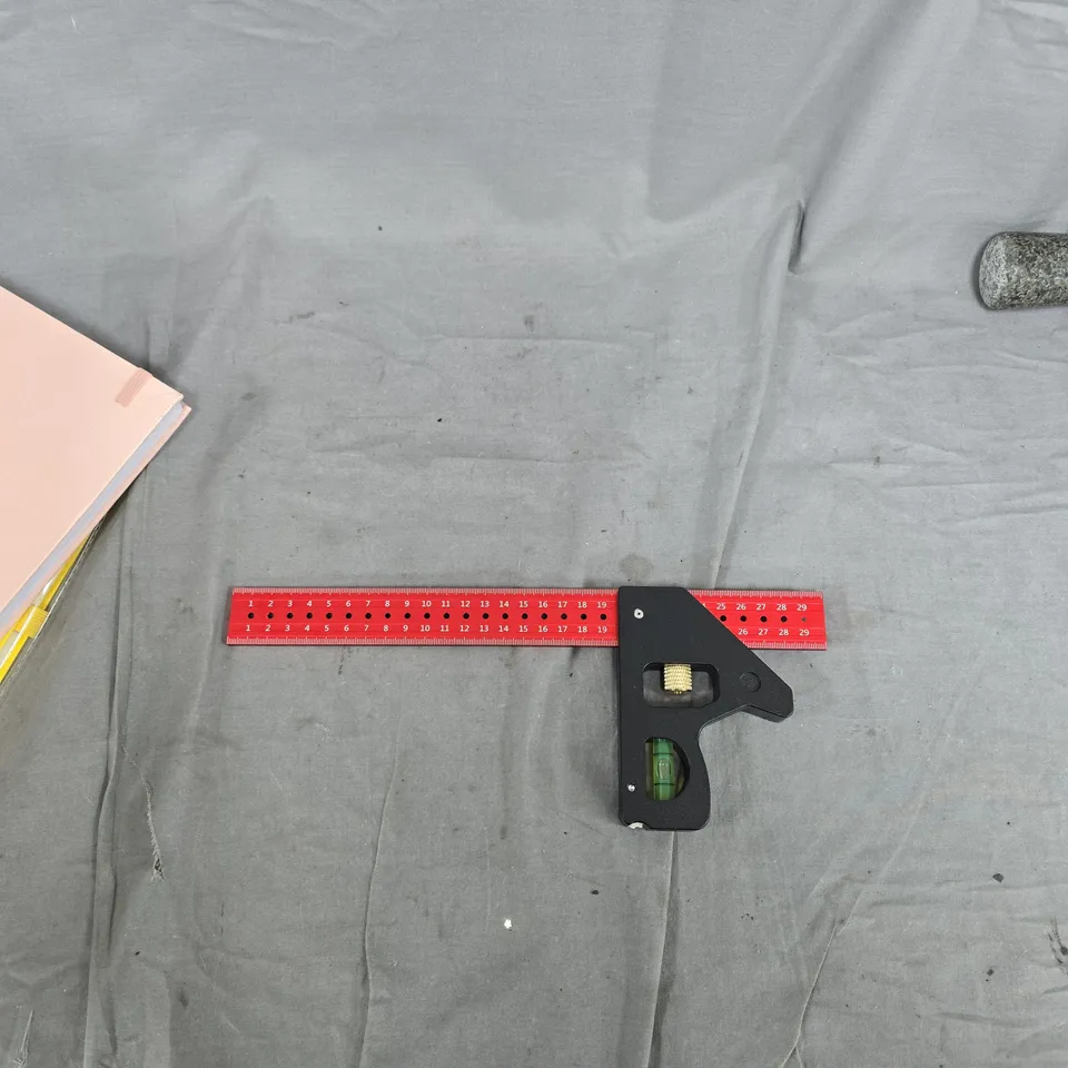 BOX OF APPROXIMATELY 8 HOUSEHOLD ITEMS INCLUDING:2X NOTEBOOKS AND METAL RULER WITH LEVEL
