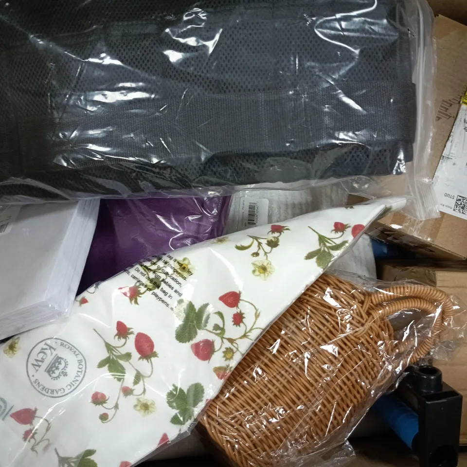 APPROXIMATELY 15 ASSORTED HOUSEHOLD PRODUCTS TO INCLUDE POOP BAGS, STORAGE BOXES, COFFEE CUPS, ETC - COLLECTION ONLY