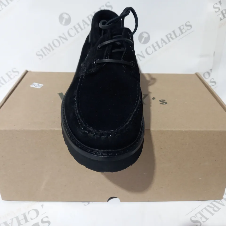 BOXED PAIR OF VINNY'S AZTEC BOAT SHOE IN BLACK UK SIZE 10