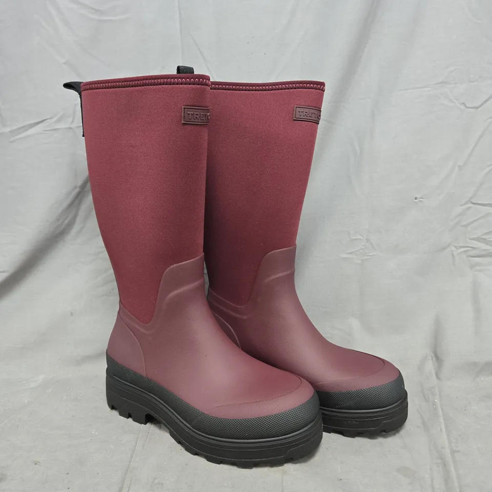 BOXED PAIR OF TRETON SALLA NEO BOOTS IN BURGUNDY SIZE 7