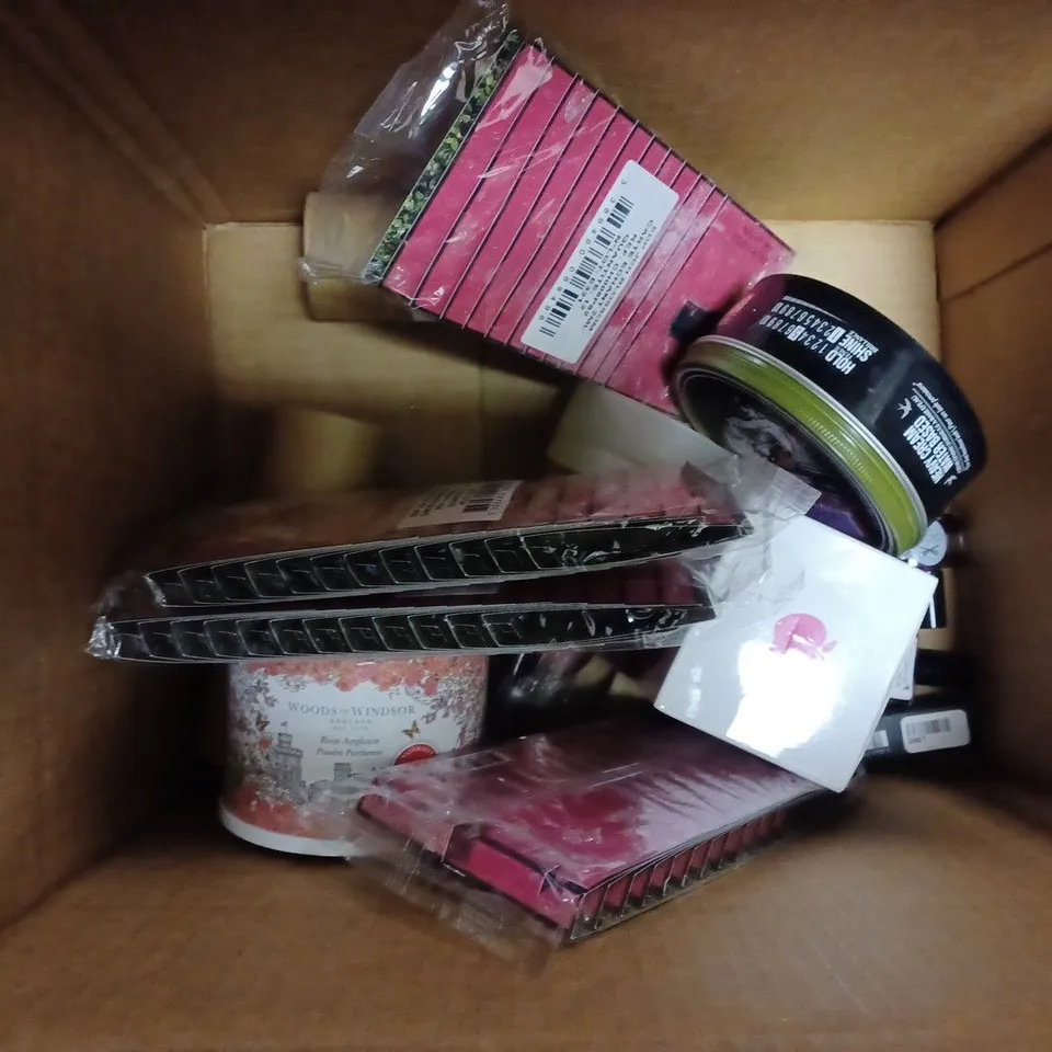 APPROXIMATELY 15 ASSORTED HEALTH AND BEAUTY ITEMS TO INCLUDE TWISTED SOUL WHITE EAU DE TOILETTE (100ml), REVLON UNIQ ONE ALL IN ONE SHAMPOO (490ml), BESTBRANDNEWYORK SET (EAU DE TOILETTE 100ml, SHOWER