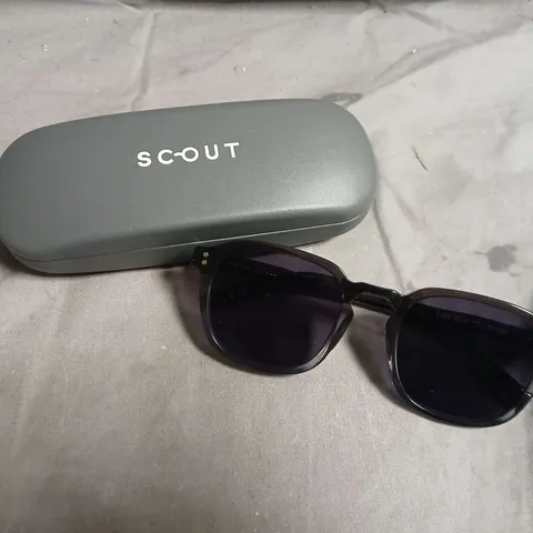 SCOUT SUNGLASSES WITH BLACK FRAMES
