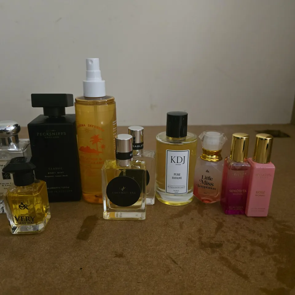 LOT OF 10 ASSORTED UNBOXED PERFUMES IN VARIOUS SIZES TO INCLUDE KDJ, PECKSNIFFS AND BELLAVITA
