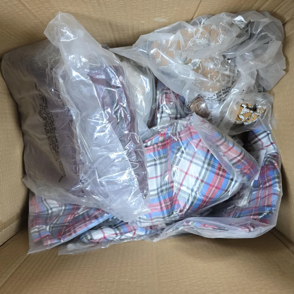APPROXIMATELY 12 ASSORTED TAMSY CLOTHING ITEMS IN VARIOUS SIZES TO INCLUDE TOPS, TROUSERS, SHIRTS