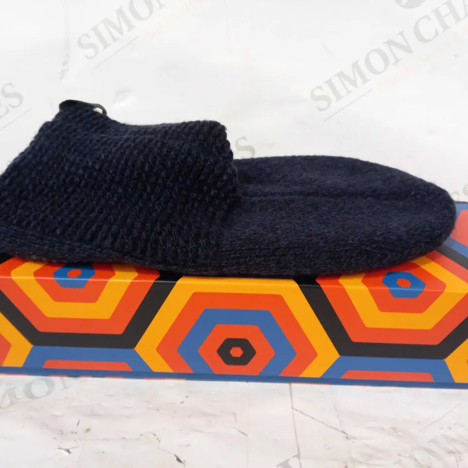 BOXED PAIR OF BOMBAS GRIP HOUSE SOCKS IN NAVY SIZE M