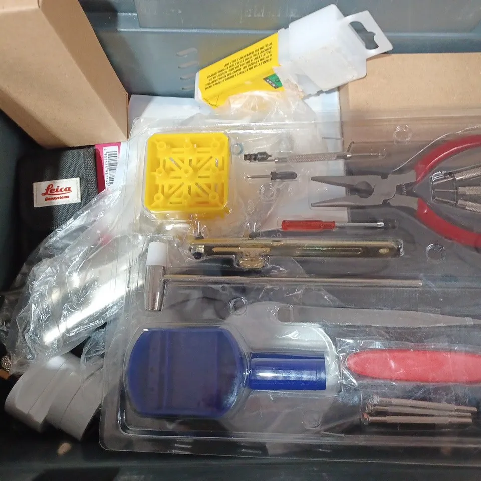GROUP OF ASSORTED HOUSEHOLD ITEMS TOO INCLUDE DECRETIVE ITEMS ,TOOLS AND LIGHTING