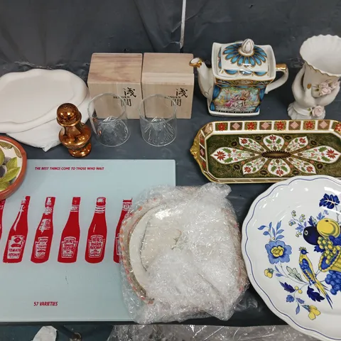 LARGE QUANTITY OF ASSORTED HOME ORNAMENT AND COOKWARE ITEMS TO INCLUDE PLATES, BOARDS, VASES AND GLASSES