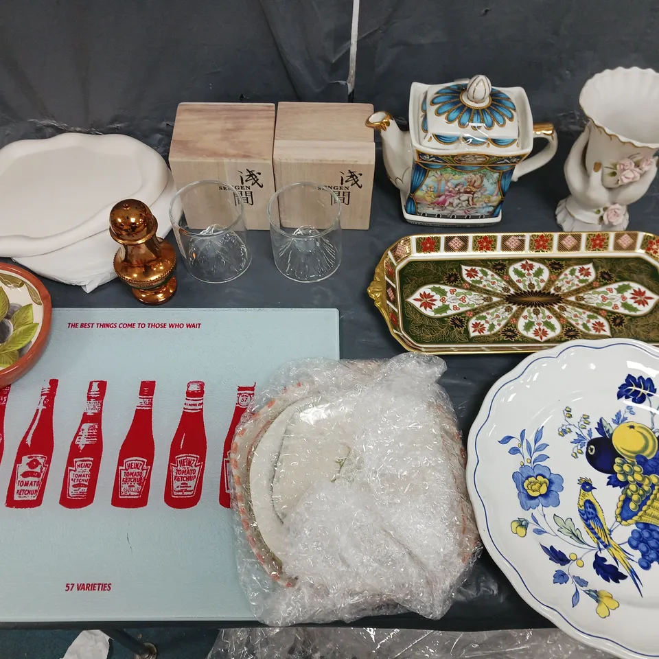 LARGE QUANTITY OF ASSORTED HOME ORNAMENT AND COOKWARE ITEMS TO INCLUDE PLATES, BOARDS, VASES AND GLASSES