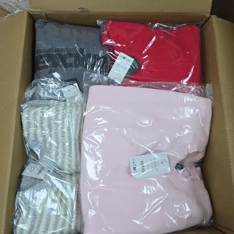 LARGE BOX OF APPROX 20 ASSORTED CLOTHING ITEMS 