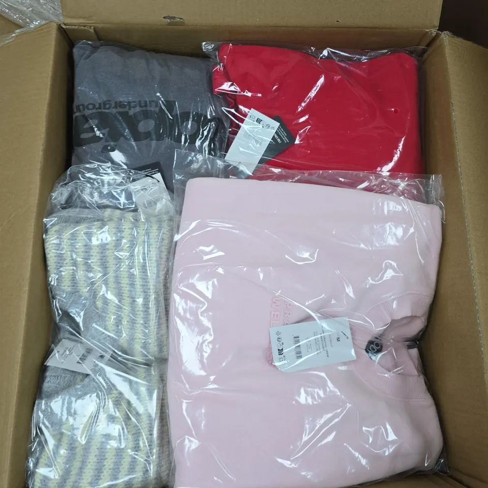 LARGE BOX OF APPROX 20 ASSORTED CLOTHING ITEMS