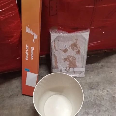 PALLET OF ASSORTED ITEMS INCLUDING - WORLD MAP, BUCKET, SHUNLEE LED LIGHT