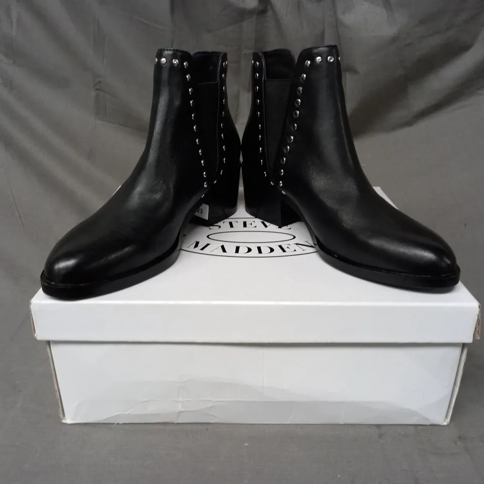 BOXED PAIR OF STEVE MADDEN CADE LEATHER ANKLE BOOTS IN BLACK EU SIZE 36