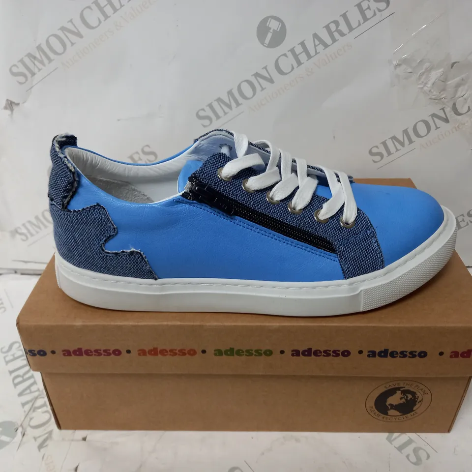 BOXED PAIR OF ADESSO FAYE ZIP TRAINERS IN BLUE - SIZE 6