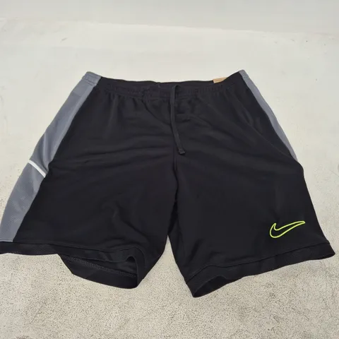 NIKE SLIM FIT SHORTS IN BLACK/GREY - MEDIUM
