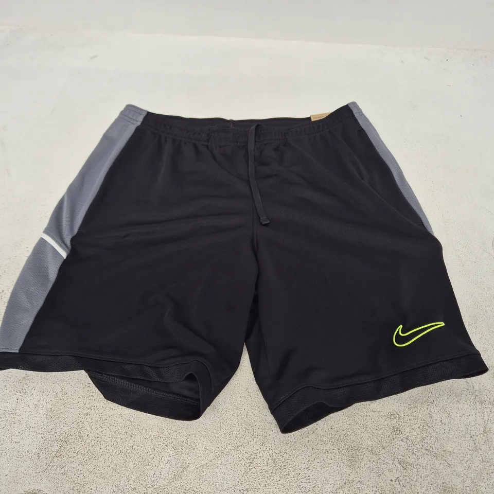 NIKE SLIM FIT SHORTS IN BLACK/GREY - MEDIUM