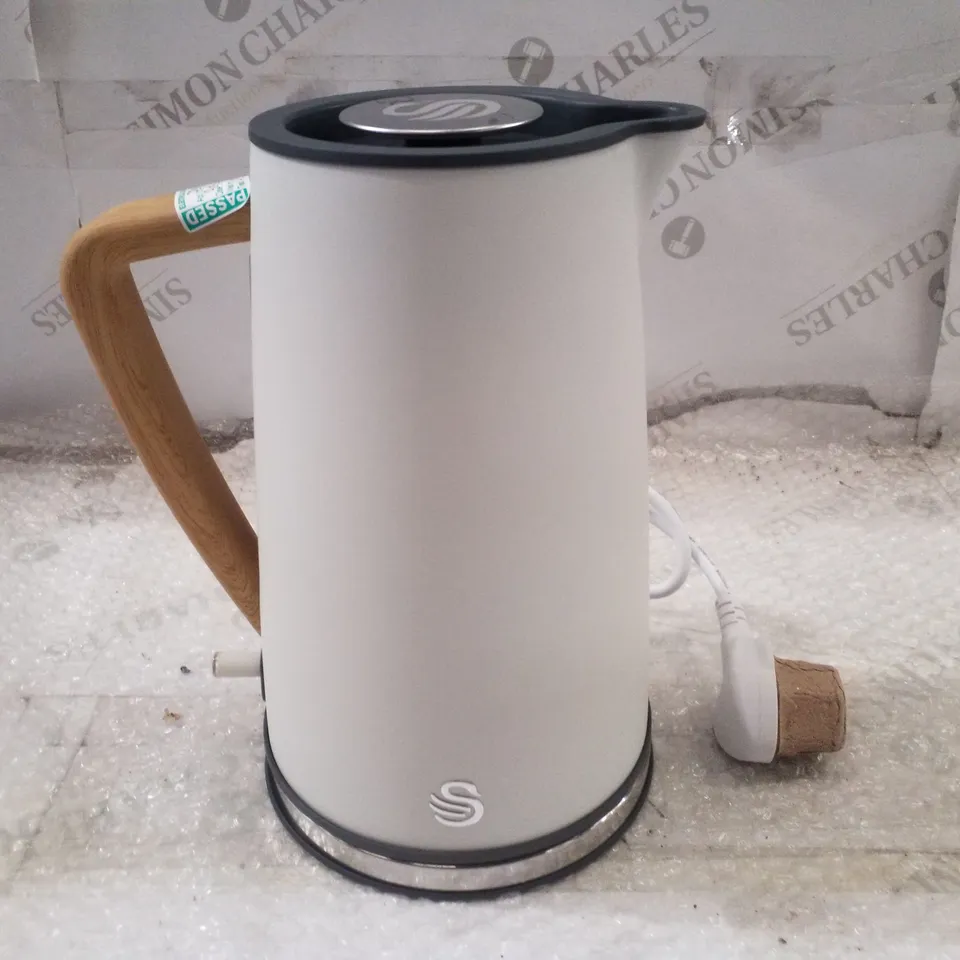 BOXED SWAN 1.7L KETTLE WITH RAPID BOIL