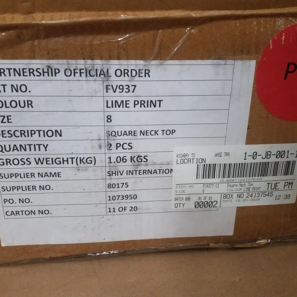 BOX CONTAINING APPROXIMATELY 2 BRAND NEW J D WILLIAMS LIME PRINT SQUARE NECK TOP - SIZE 8