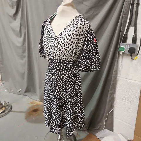 SCAMP & DUDE WOMEN'S PUFF SLEEVE TEA DRESS – DALMATIAN PRINT, SIZE 10
