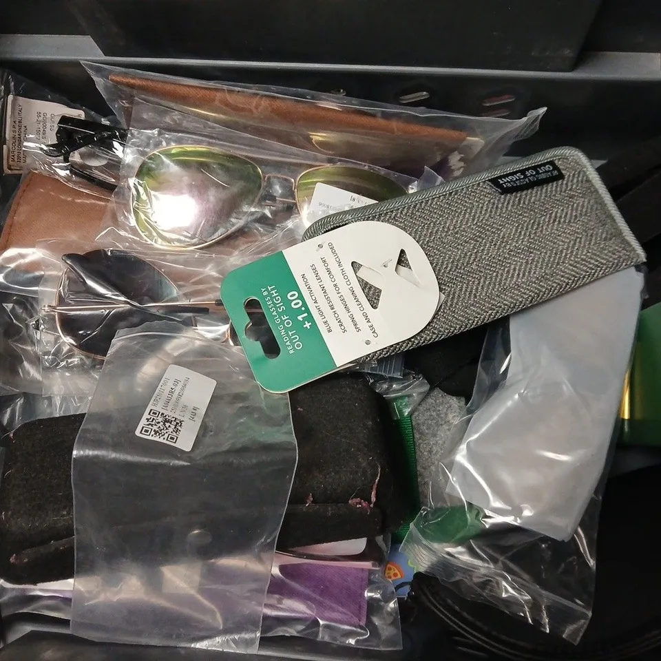 APPROXIMATELY 15 ASSORTED GLASSES/SUNGLASSES IN VARIOUS DESIGNS TO INCLUDE BRANDS SUCH AS CALVIN KLEIN, GOK WAN, MIGHTY SIGHT, ETC