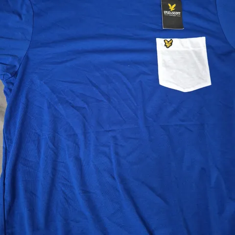 LYLE & SCOTT CONTRAST POCKET T-SHIRT IN BLUE SIZE XL