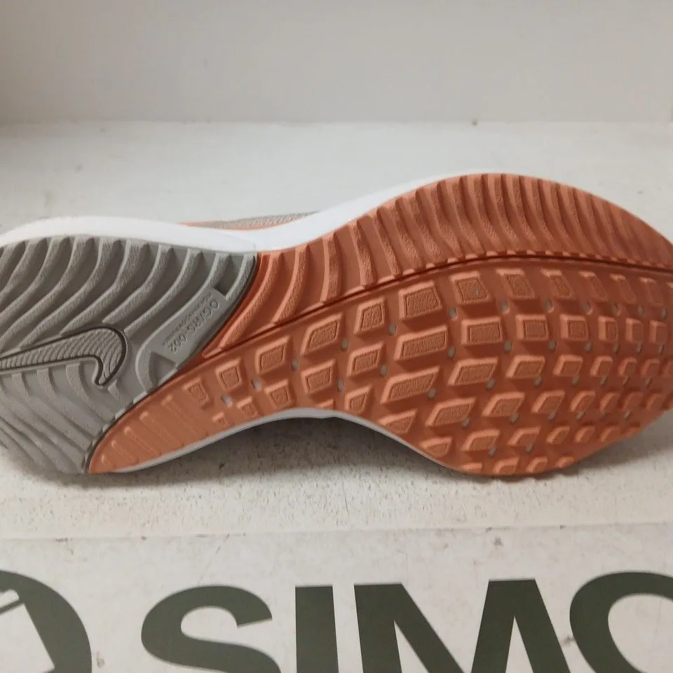 NIKE WOMEN’S RUNNING SHOES – SIZE 7.5