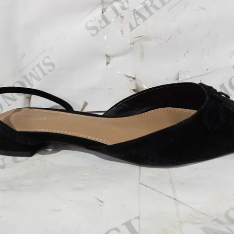 BOXED PAIR OF SPURR LOW HEEL CLOSED TOE SHOES IN BLACK UK SIZE 7