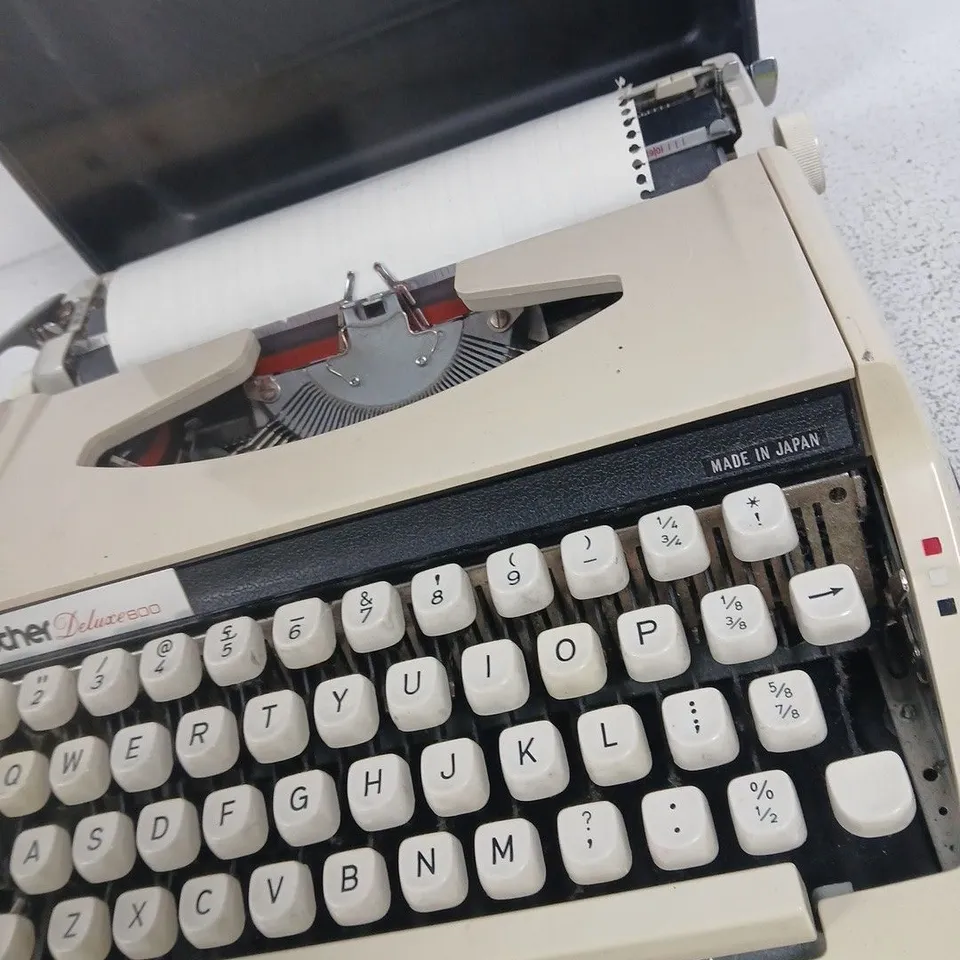 BROTHER DELUXE 800 TYPEWRITER – BEIGE, WITH CARRY CASE