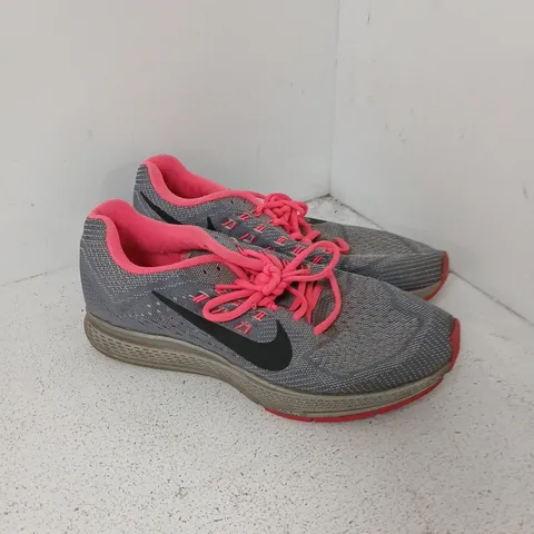 NIKE RUNNING SHOES – GREY WITH PINK ACCENTS (WOMEN'S) (UK 7)